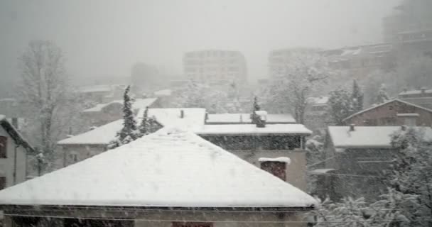 Neve Pesante Che Cade Nel Quartiere Della Città — Video Stock