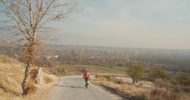 Cyklist Ridning Genom Landsvägen — Stockvideo