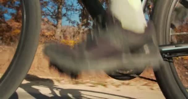 Masculin Vârstă Echitatie Bicicleta Lui Drum Deschis — Videoclip de stoc