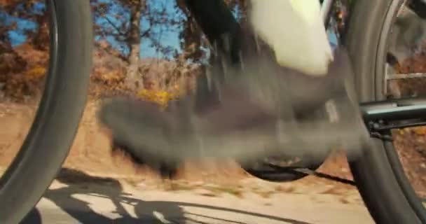 Hombre Mayor Montando Bicicleta Camino Abierto — Vídeo de stock