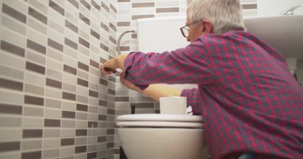 Travailleur Senior Réparer Les Toilettes Salle Bain — Video