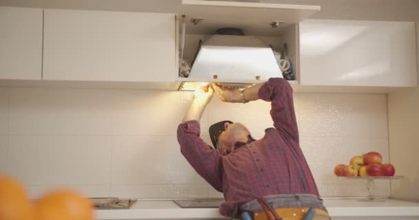 Tukang Dengan Alat Sabuk Memperbaiki Ventilasi Udara Dapur — Stok Video