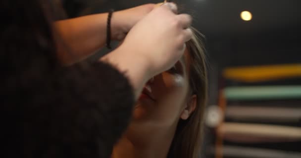 Jung Teenager Mädchen Getting Sie Make Erledigt — Stockvideo