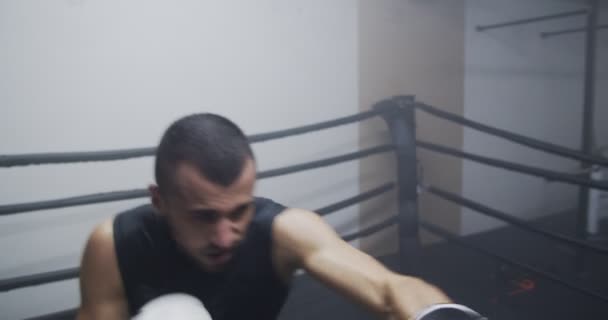 Spor Salonunda Dövüşen Iki Adam — Stok video