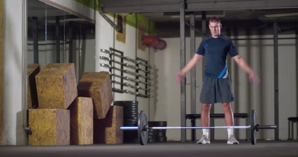 Hombre Forma Calentamiento Antes Del Entrenamiento Gimnasio — Vídeo de stock