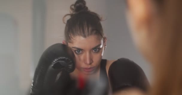 Primer Plano Dos Chicas Boxeo Gimnasio — Vídeos de Stock