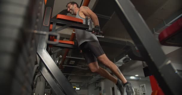 Senior Man Doet Dips Een Indoor Fitnessruimte — Stockvideo
