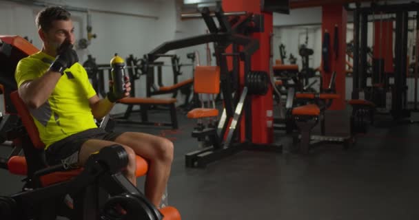 Senioren Gewichtheffen Een Lokale Indoor Gym — Stockvideo