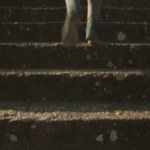 Мужчина тренируется на улице в солнечный день Мужчина тренируется на улице в солнечный день