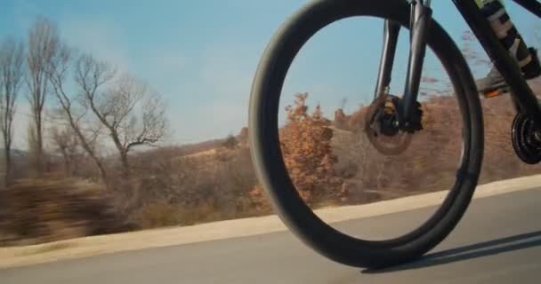 Biciclista Equitação Através Estrada Campo — Vídeo de Stock