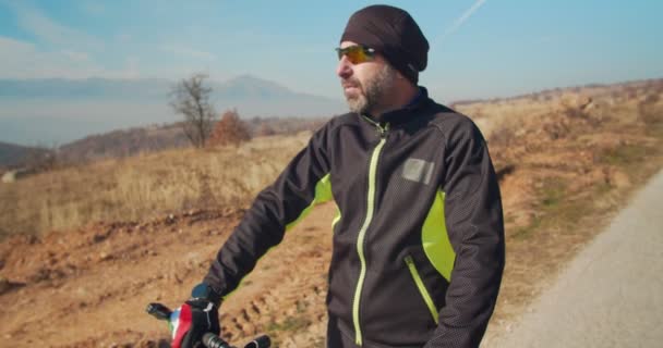 Nahaufnahme Eines Radfahrers Auf Dem Land — Stockvideo