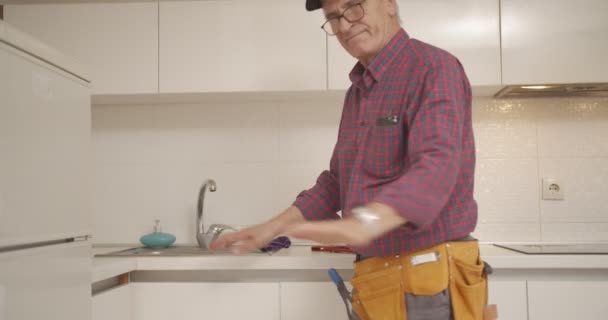 Senior Man Inspecting Sink — Stock Video