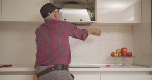 Handyman Menerapkan Bagian Penting Untuk Ventilasi Udara — Stok Video