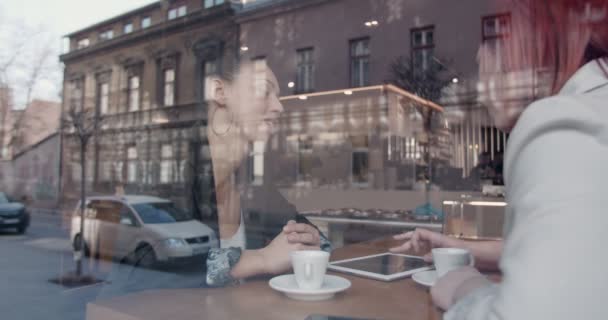Jovens Empresários Que Têm Uma Reunião Dentro Café Bar — Vídeo de Stock
