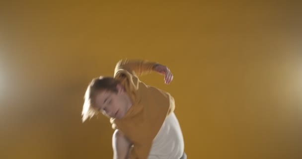 男性ダンサー スタジオで黄色に隔離されたパフォーマンス — ストック動画