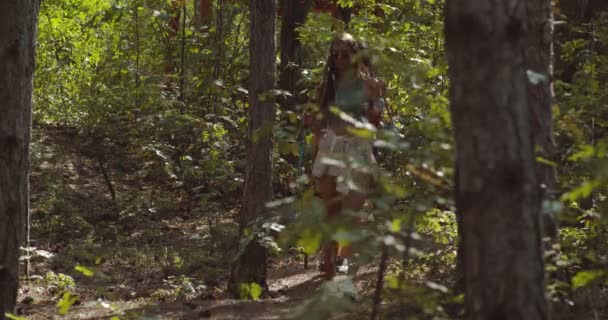 Дві Дівчини Гуляють Лісі Сонячний День — стокове відео