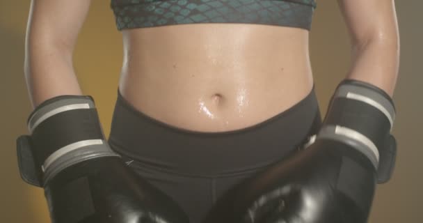 ボクシングスタンスの女性ボクサーのクローズアップビュー — ストック動画