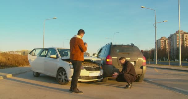 Estranhos Inspecionando Acidente Carro Meio Estrada — Vídeo de Stock