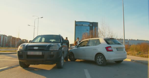 Man Kijkt Naar Deuken Het Auto Ongeluk — Stockvideo