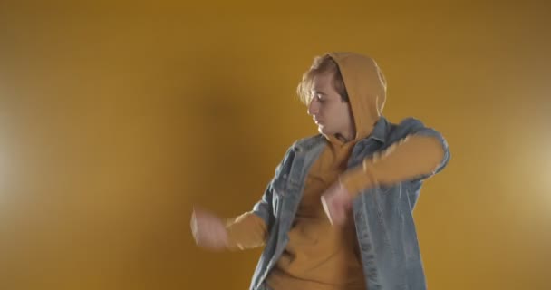 Dans Eden Genç Erkek Dansçı Stüdyoda Sarıda Tek Başına — Stok video