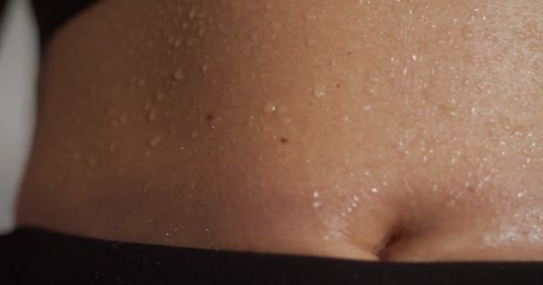 Närbild Svettig Kvinnlig Kropp — Stockvideo