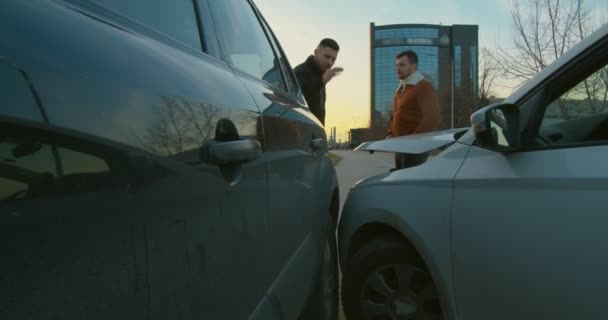 Dwie Osoby Kłócące Się Badające Szkody Wypadku Samochodowym — Wideo stockowe