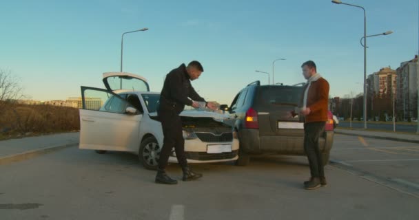 Extraños Inspeccionando Accidente Coche Medio Carretera — Vídeos de Stock