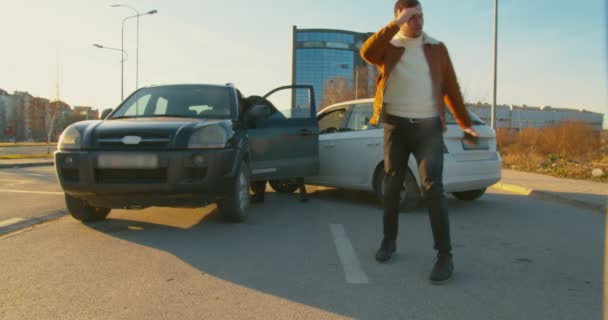 Два Несчастных Незнакомца Попадают Автокатастрофу — стоковое видео