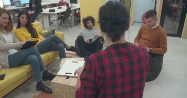 Νέοι Που Κάθονται Άνετα Στο Γραφείο Συζητώντας Ιδέες Μαζί Ιδέες — Αρχείο Βίντεο