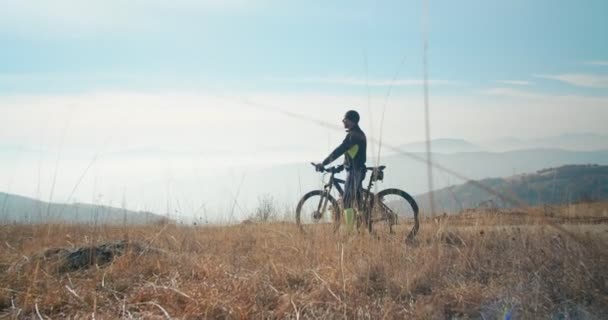 Homem Descansando Com Sua Bicicleta Montanha — Vídeo de Stock