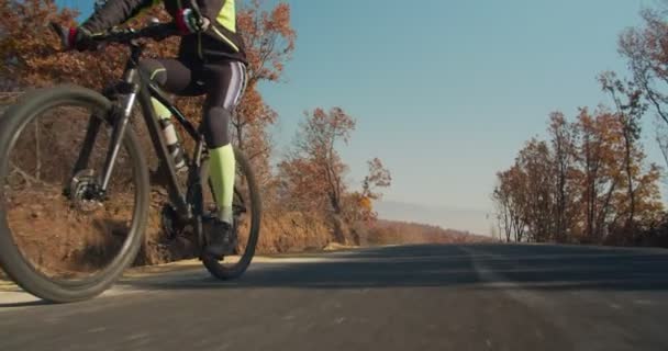 Sénior Masculino Montando Sua Bicicleta Estrada Aberta — Vídeos gratuitos