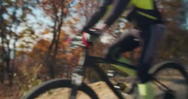 Biciclista Andando Bicicleta Descendo Colina Câmera Lenta — Vídeo de Stock