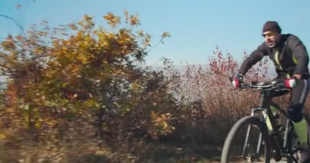 Vuxen Man Rider Sin Cykel Vägen — Stockvideo