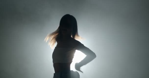 Mädchen Silhouette Tanzt Zeitlupe — Stockvideo