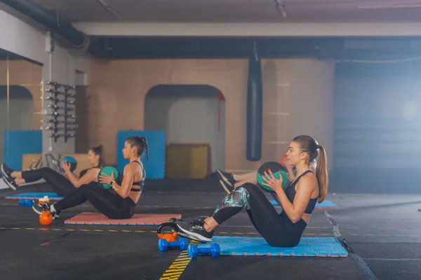 Vista Lateral Hermosas Mujeres Jóvenes Haciendo Ejercicio Giro Ruso Con — Foto de Stock