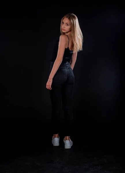 Elegante Mujer Joven Con Pantalones Mezclilla Negro Camiseta Deportiva —  Fotos de Stock