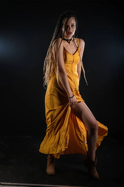 Mystische Antike Königin Göttin Die Ein Gelbes Kleid Auf Einem — Stockfoto
