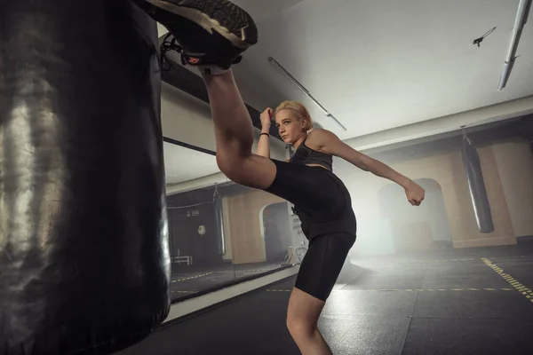 Jong Volwassen Sexy Vrouw Doen Back Leg Hoog Kick Tijdens — Stockfoto