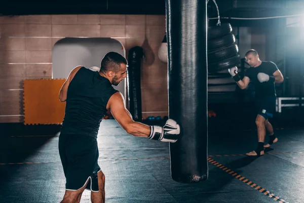 ボクシンググローブの青年だ ボクシングマンは戦う準備ができている ボクシング ワークアウト パワー 強さのトレーニングの概念 — ストック写真