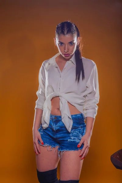 Jovem Mulher Vestindo Roupa Elegante Com Uma Camisa Linho Branco — Fotografia de Stock