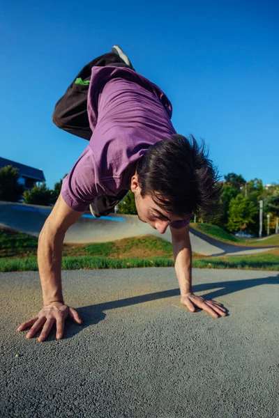 Akrobatisk Man Balansera Ett Handstativ Betonggolvet Skatepark — Stockfoto