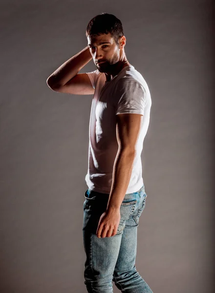Portrét Pohledného Mužského Modelu Pózujícího Cool Módním Oblečení — Stock fotografie