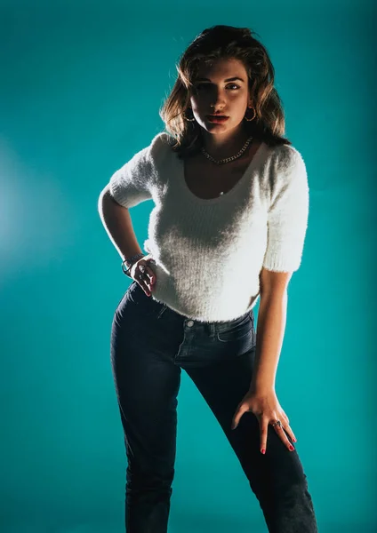Ung Fashionista Mörka Jeans Poserar Modern Studio — Stockfoto