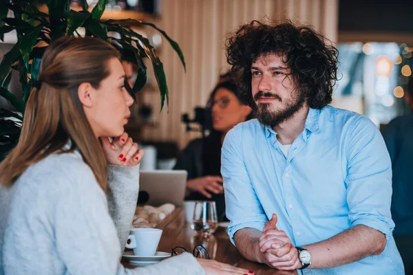 Unga Attraktiva Människor Som Har Romantisk Stund Ett Lokalt Kafé — Stockfoto