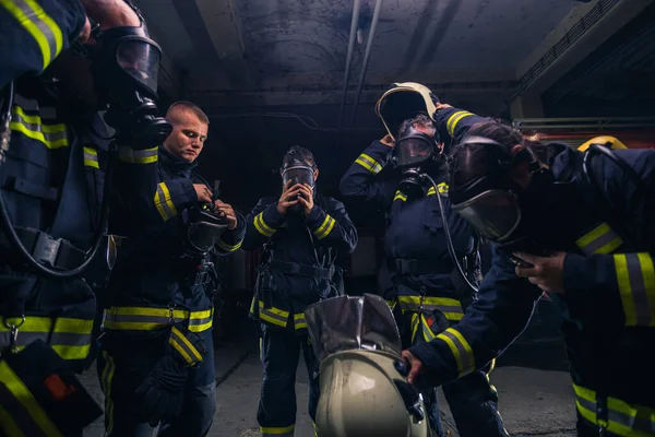 Groupe Pompiers Debout Intérieur Brigade Des Pompiers Portant Casque Uniforme — Photo