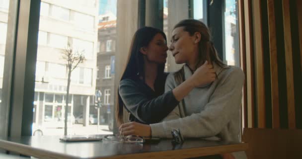 Vrouw Paar Genieten Van Hun Tijd Samen — Stockvideo