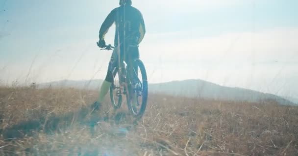Nahaufnahme Eines Radfahrers Berg — Stockvideo