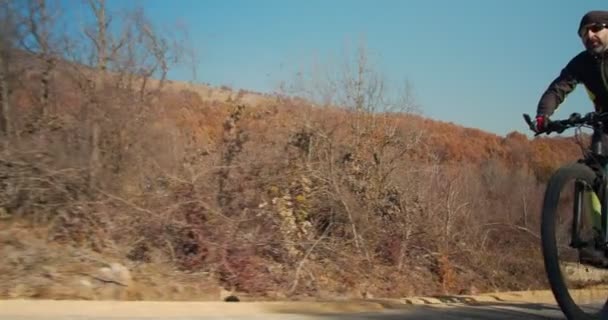 Visão Baixo Ângulo Ciclista Sênior Andando Pela Estrada Rural — Vídeo de Stock