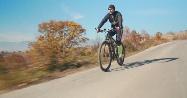 Bicycliste Plein Temps Vélo Sur Une Route Sur Les Collines — Video