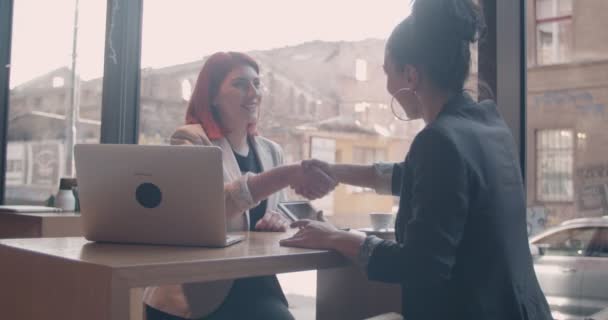 Affärskvinnor Som Arbetar Kaffebar — Stockvideo